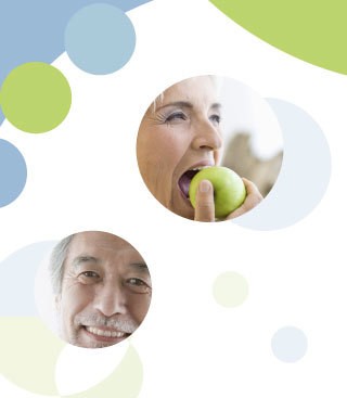 Femme mangeant une pomme à pleine dents, homme qui sourit 